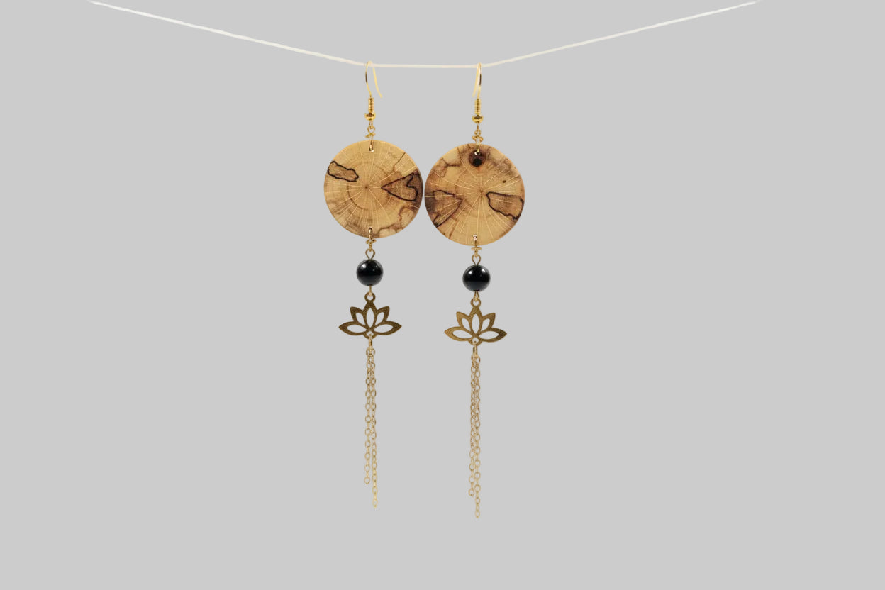 💫 40 € Einzigartige Hängeohrringe aus der Buche mit schwarzen Onyx-Edelsteinperlen und goldenen Lotusblüten 🌙 Selbstbewusstsein 🌙 Abgrenzung 🌙 Durchsetzungskraft 🌙 Selbstbestimmung- Einzelstück