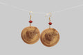 💫 34 € Holzohrringe aus der Kiefer mit zauberhaften, dunkelroten Samenperlen- Einzelstück 💫