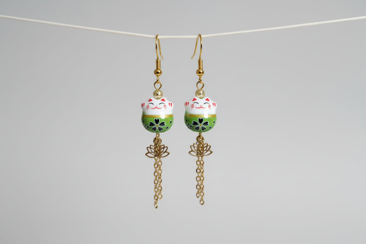 💫 25 € Glückskatze "Maneki-neko" in Keramik grün mit goldenen Kettenanhänger und goldenen Lotusblüten 🌙