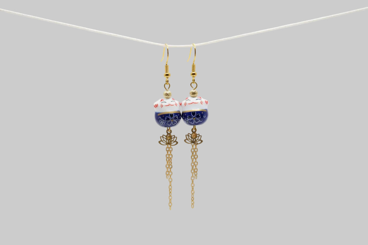💫 25 € Glückskatze "Maneki-neko" in Keramik dunkelblau mit goldenen Kettenanhänger und goldenen Lotusblüten 🌙