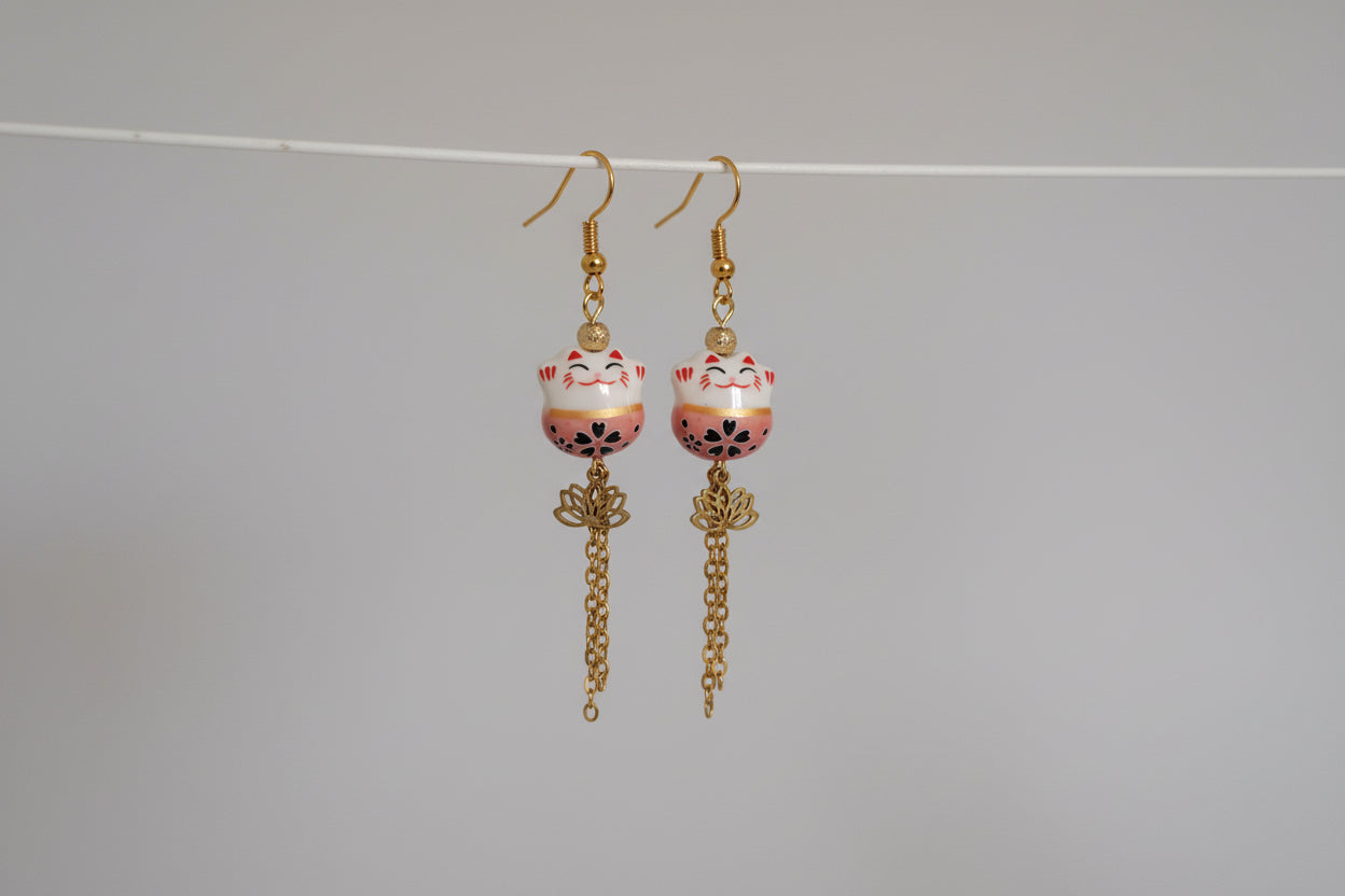 💫 25 € Glückskatze "Maneki-neko" in Keramik rosa mit goldenen Kettenanhänger und goldenen Lotusblüten 🌙
