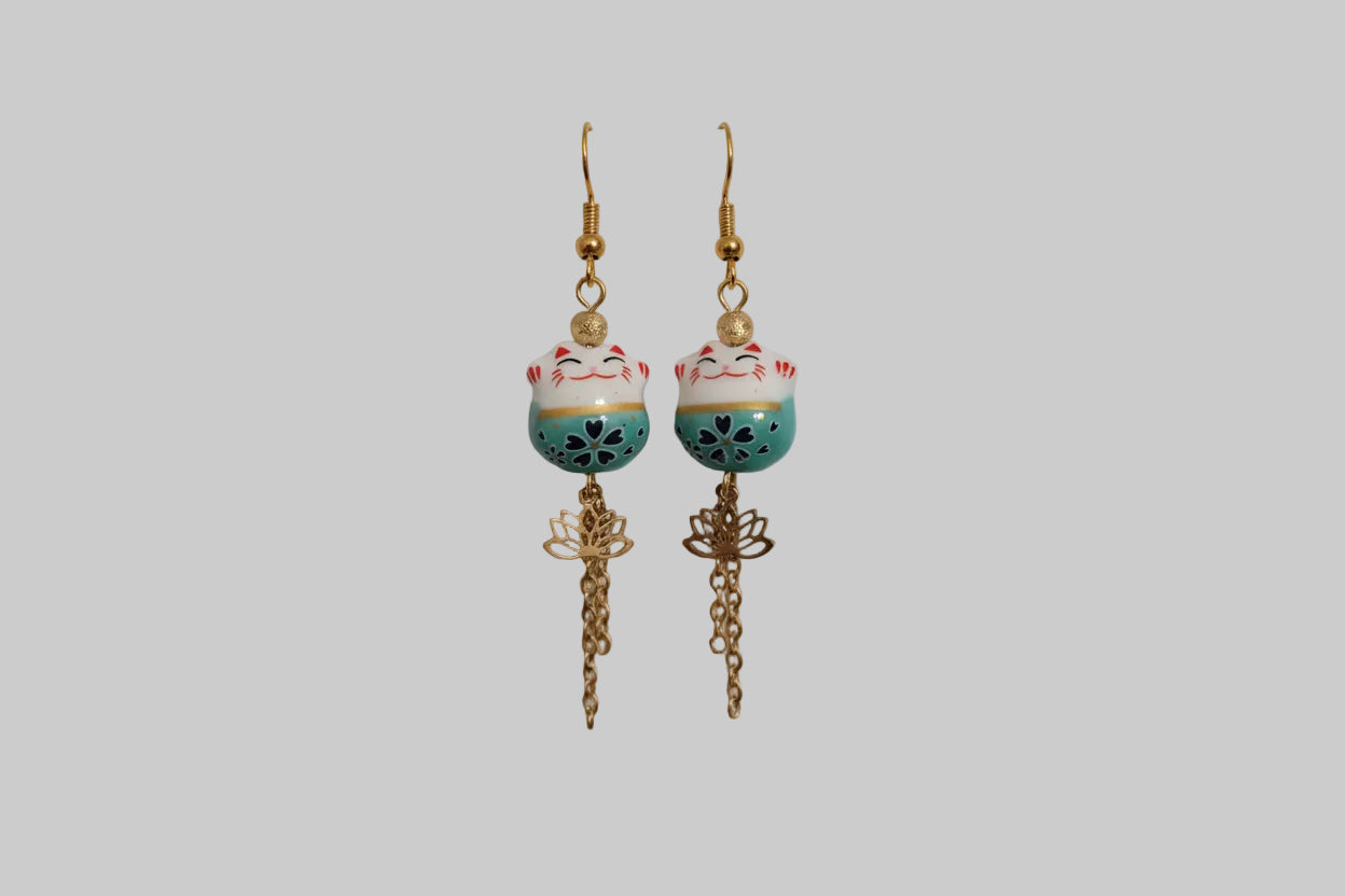 💫 25 € Glückskatze "Maneki-neko" in Keramik türkis mit goldenen Kettenanhänger und goldenen Lotusblüten 🌙