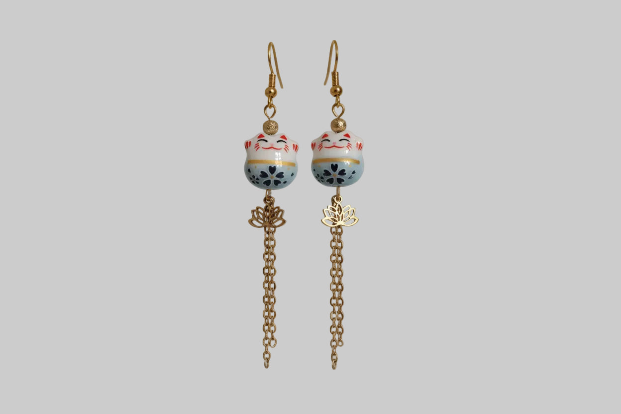 💫 25 € Glückskatze "Maneki-neko" in Keramik hellblau mit goldenen Kettenanhänger und goldenen Lotusblüten 🌙