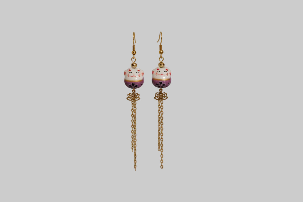 💫 25 € Ohrhänger Glückskatze "Maneki-neko" Keramik lila mit Kettchen und Lotusblüten in Gold