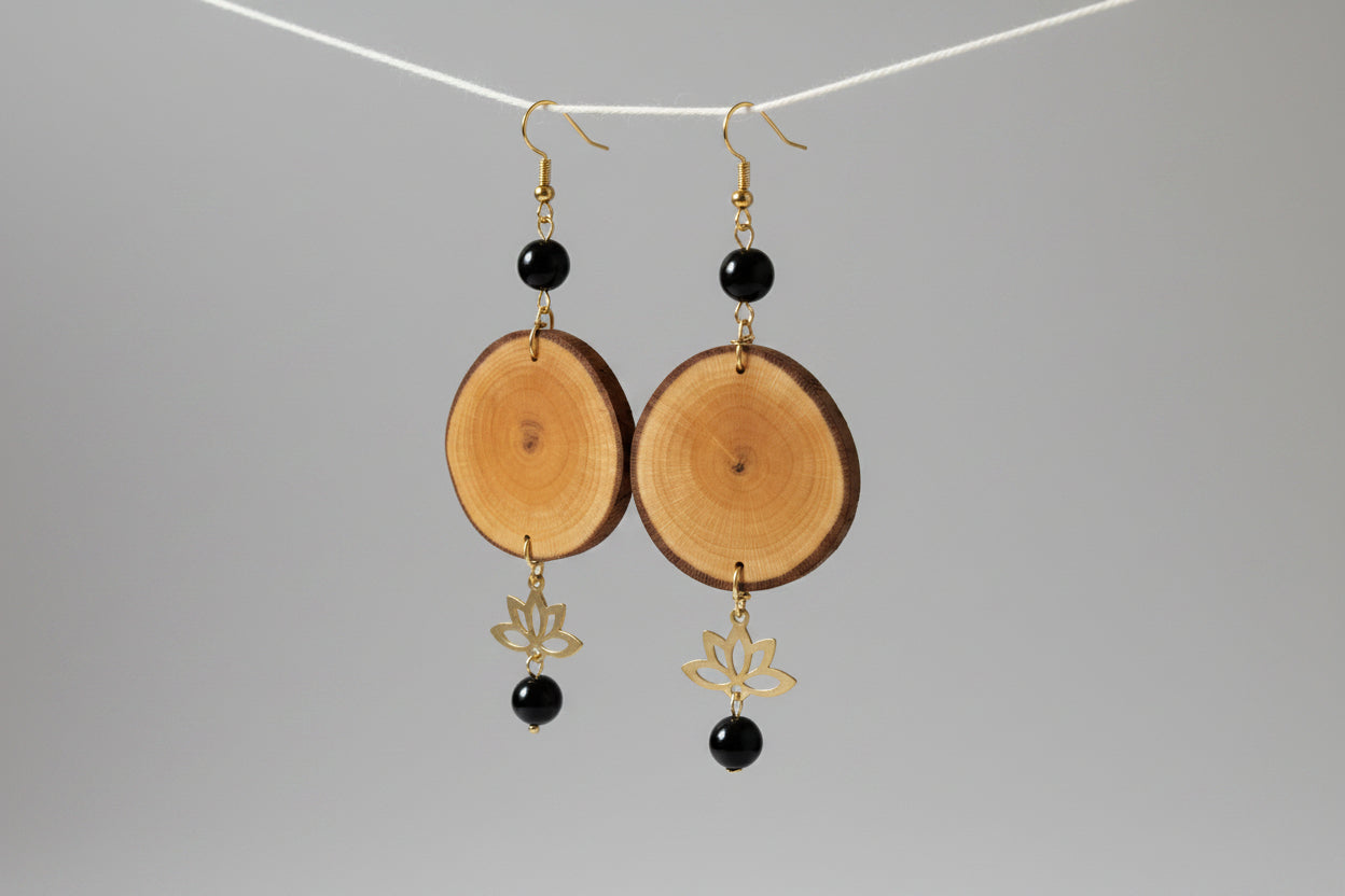 💫 40 € Tolle große Holzohrhänger aus der Kirsche mit schwarzen Onyx - Edelsteinperlen und goldenen Lotusblüten - Einzelstück 🌙 Selbstbewusstsein 🌙 Durchsetzungskraft 🌙 Selbstbestimmung