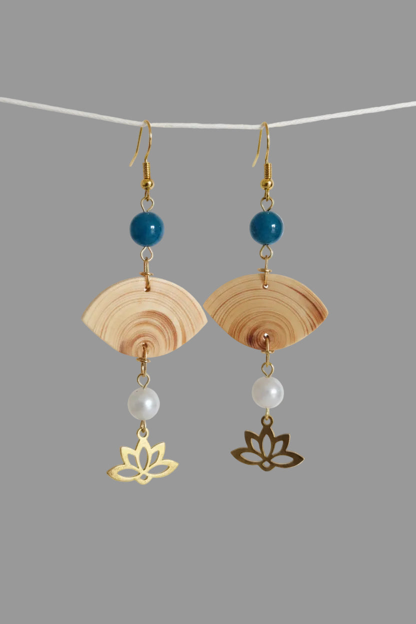 💫 45 € Einzigartige Holzohrhänger aus der Kiefer mit Edelsteinperlen aus Apatit und Mondsteinperlen und goldenen Lotusblüten 🌙 Intuition 🌙 Weiblichkeit 🌙 Mutterschaft 🌙 Balance 🌙 Motivation - Einzelstück