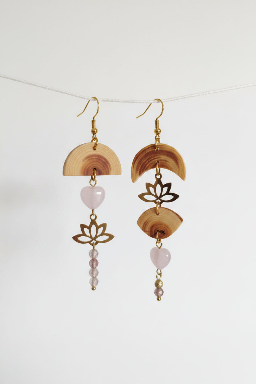 💫 47 € Einzigartige Holzohrhänger aus der Lärche mit Rosenquarz-Herzen, kleinen Erdbeerquarzedelsteinperlen und goldenen Lotusblüten 🌙 Liebe 🌙 Harmonie 🌙 Beziehungen 🌙 Leidenschaft - Einzelstück