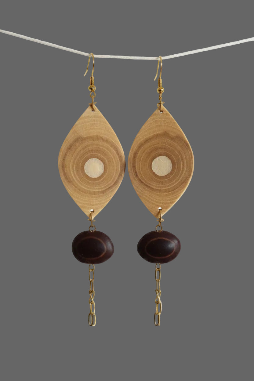 💫 43 € Holzohrhänger aus Holunder mit dunkelbraunen Samenperlen und goldenen Kettenanhängern 🌙 - Einzelstück