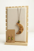 💫 52 € Natürliches Schmuckset bestehend aus einem Ohrringpaar mit schwarzen Onyx-Edelsteinperlen und olivgrünen Samenperlen sowie einer Holzmondkette mit einem verstellbaren, dunkelbraunen Baumwollband und ebenfalls einer olivgrünen Samenperle 🌝🌳🌲