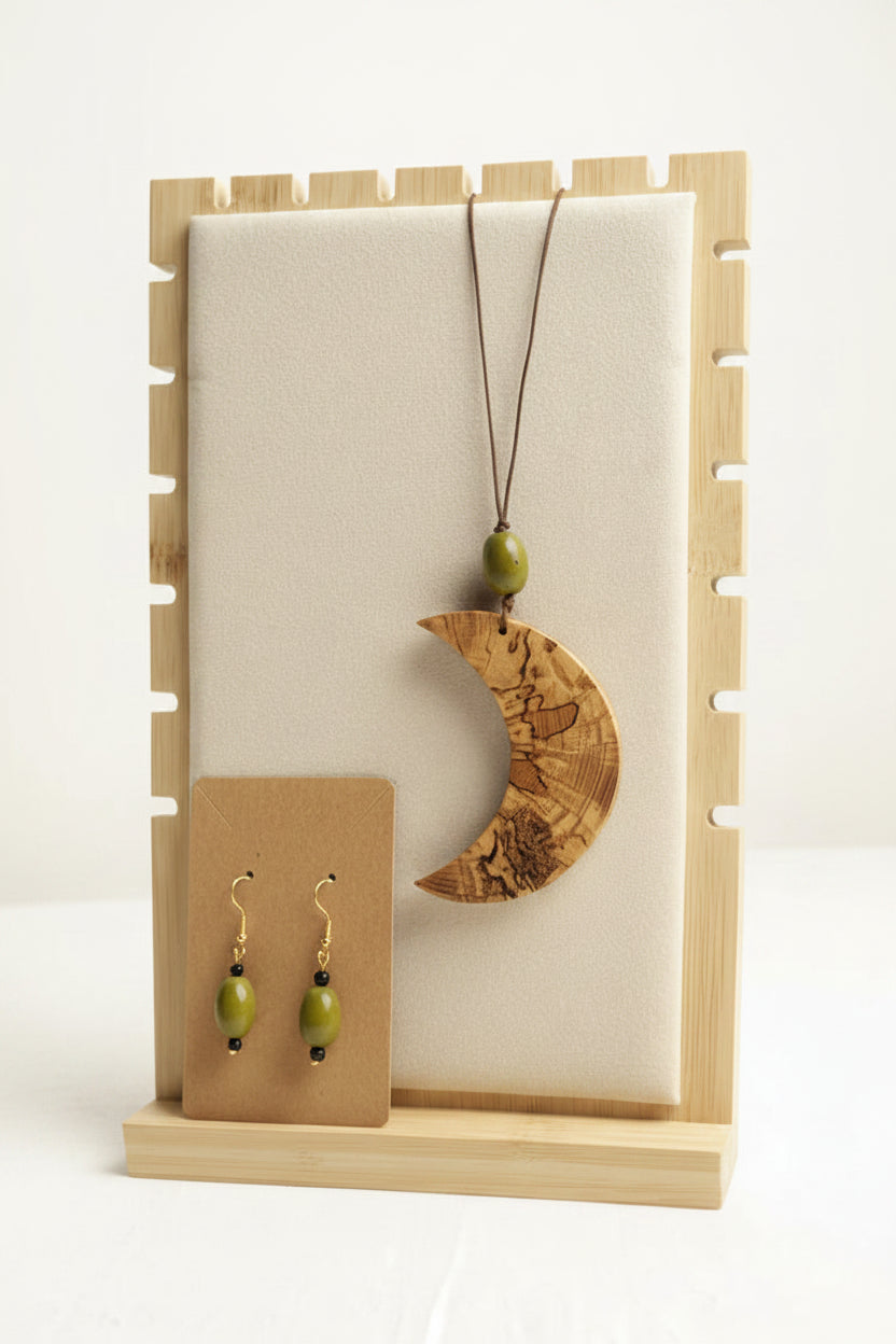 💫 52 € Natürliches Schmuckset bestehend aus einem Ohrringpaar mit schwarzen Onyx-Edelsteinperlen und olivgrünen Samenperlen sowie einer Holzmondkette mit einem verstellbaren, dunkelbraunen Baumwollband und ebenfalls einer olivgrünen Samenperle 🌝🌳🌲