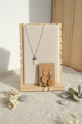 💫 58 € Natürliches Schmuckset bestehend aus einer silbernen Lotusblütenkette mit crashed Bergkristallperlen und passenden Ohrstecker aus Buchenholz für mehr 🌙 Orientierung 🌙 Intuition und 🌙 Klarheit - Einzelstück