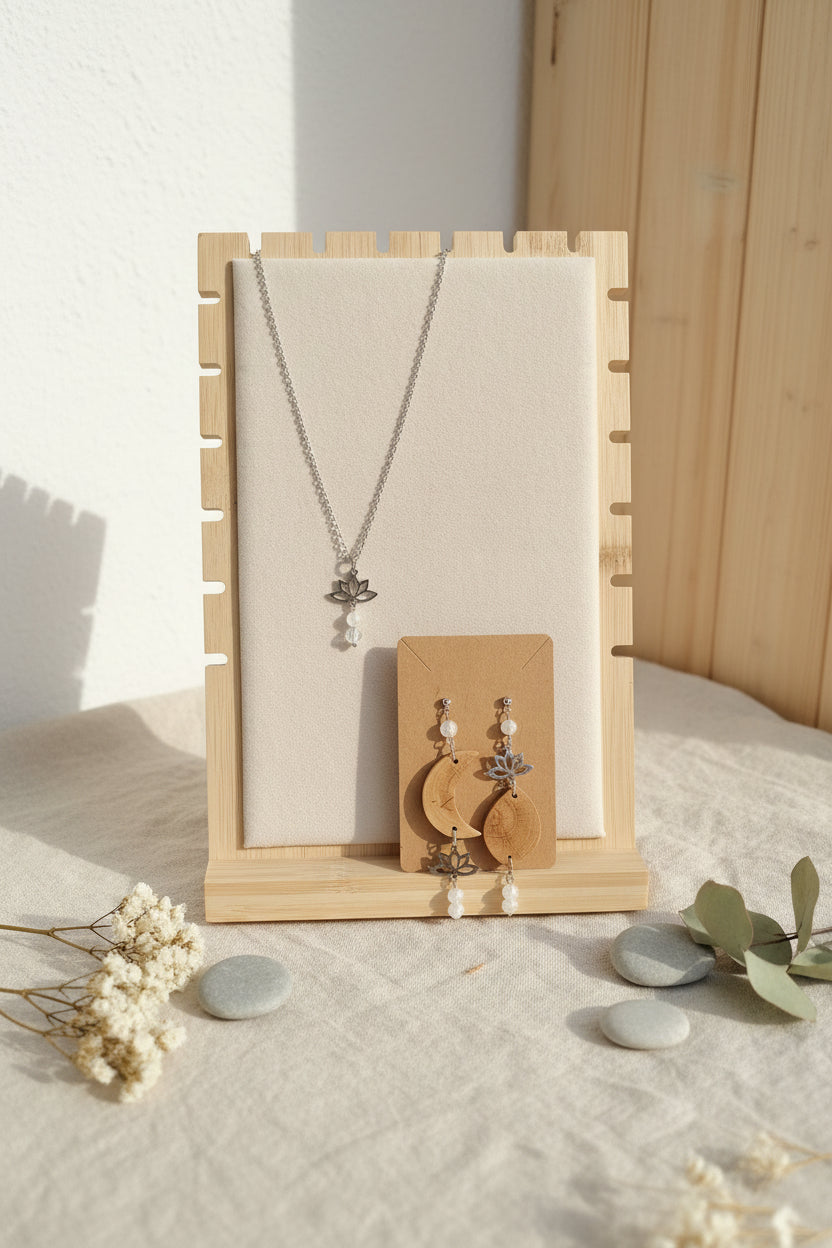 💫 58 € Natürliches Schmuckset bestehend aus einer silbernen Lotusblütenkette mit crashed Bergkristallperlen und passenden Ohrstecker aus Buchenholz für mehr 🌙 Orientierung 🌙 Intuition und 🌙 Klarheit - Einzelstück