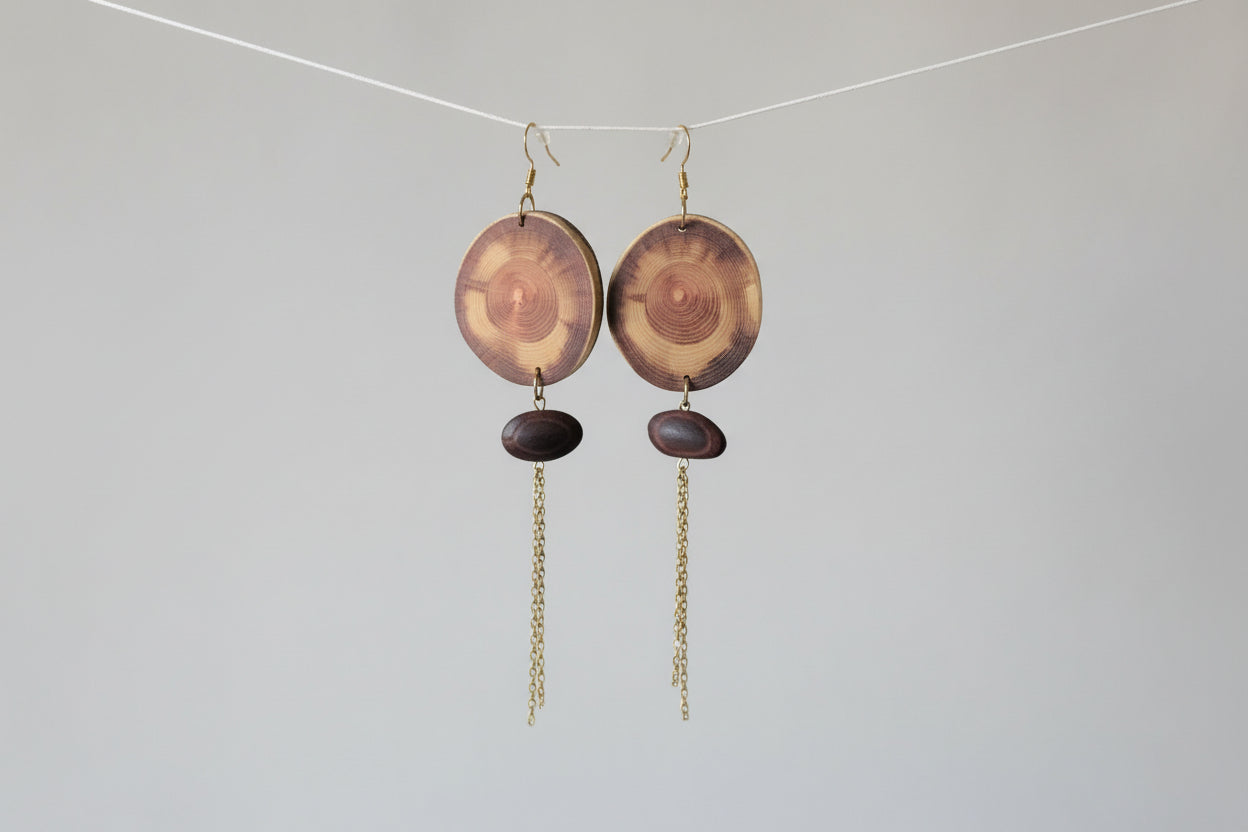 💫 60 € Lange, elegante Holzohrhänger mit dunkelbraunen Samenperlen und goldenen Kettenanhängern - Einzelstück
