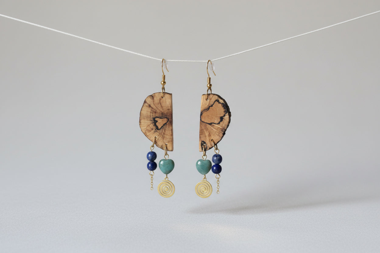 💫 36 € Natürliche, einzigartige Holzohrhänger mit dunkelgrünen Heliotrop- Edelsteinherzen und dunkelblauen Lapislazuliedelsteinperlen 🌙 innere Ruhe 🌙 Meditation 🌙 Schutz 🌙Achtsamkeit 🌙 Authentizität - Einzelstück